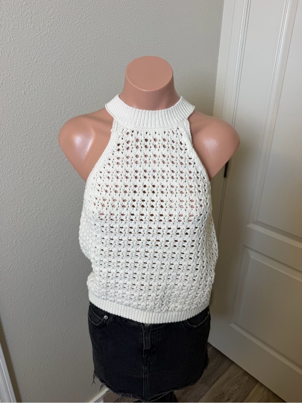 Universal Thread Cream Crochet Halter Knit Top Sz S